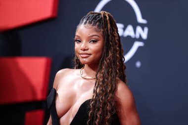Mnot (Monot) elbisesi giyen Amerikalı şarkıcı Halle Bailey, 26 Haziran 2022 'de Los Angeles, Kaliforniya, ABD' deki Microsoft Theater 'da düzenlenen BET Ödülleri 2022' ye ulaştı..