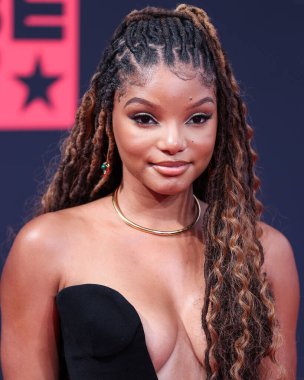 Mnot (Monot) elbisesi giyen Amerikalı şarkıcı Halle Bailey, 26 Haziran 2022 'de Los Angeles, Kaliforniya, ABD' deki Microsoft Theater 'da düzenlenen BET Ödülleri 2022' ye ulaştı..
