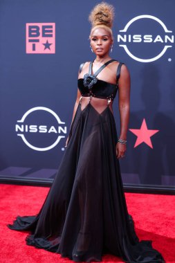 Roberto Cavalli elbisesi giyen Amerikalı şarkıcı Janelle Mone (Janelle Monae), 26 Haziran 2022 'de Los Angeles, Kaliforniya' da Microsoft Theater 'da düzenlenen BET Ödülleri 2022' ye geldi..