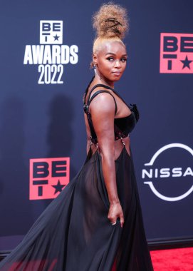 Roberto Cavalli elbisesi giyen Amerikalı şarkıcı Janelle Mone (Janelle Monae), 26 Haziran 2022 'de Los Angeles, Kaliforniya' da Microsoft Theater 'da düzenlenen BET Ödülleri 2022' ye geldi..