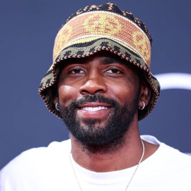 Kyrie Irving, 26 Haziran 2022 'de Los Angeles, Kaliforniya' da Microsoft Theater 'da düzenlenen BET Ödülleri' ne ulaştı.. 