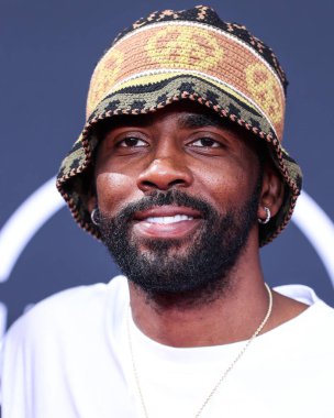 Kyrie Irving, 26 Haziran 2022 'de Los Angeles, Kaliforniya' da Microsoft Theater 'da düzenlenen BET Ödülleri' ne ulaştı.. 