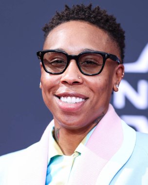 Casablanca takımı giyen Amerikalı aktris Lena Waithe, 26 Haziran 2022 'de Los Angeles, Kaliforniya' da Microsoft Theater 'da düzenlenen BET Ödülleri 2022' ye ulaştı..