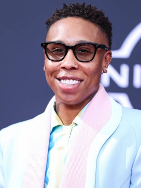 Casablanca takımı giyen Amerikalı aktris Lena Waithe, 26 Haziran 2022 'de Los Angeles, Kaliforniya' da Microsoft Theater 'da düzenlenen BET Ödülleri 2022' ye ulaştı.. 