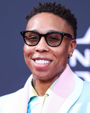 Casablanca takımı giyen Amerikalı aktris Lena Waithe, 26 Haziran 2022 'de Los Angeles, Kaliforniya' da Microsoft Theater 'da düzenlenen BET Ödülleri 2022' ye ulaştı..