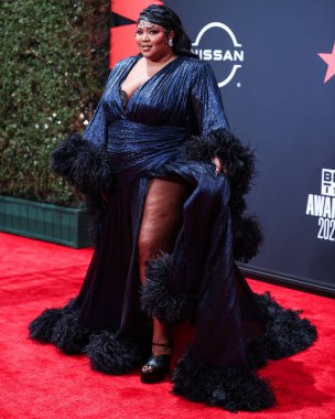 Gucci marka özel bir elbise giyen Amerikalı şarkıcı Lizzo, 26 Haziran 2022 'de Los Angeles, Kaliforniya, ABD' deki Microsoft Theater 'da düzenlenen BET Ödülleri 2022' ye geldi..