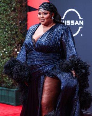 Gucci marka özel bir elbise giyen Amerikalı şarkıcı Lizzo, 26 Haziran 2022 'de Los Angeles, Kaliforniya, ABD' deki Microsoft Theater 'da düzenlenen BET Ödülleri 2022' ye geldi..