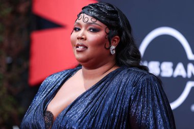 Gucci marka özel bir elbise giyen Amerikalı şarkıcı Lizzo, 26 Haziran 2022 'de Los Angeles, Kaliforniya, ABD' deki Microsoft Theater 'da düzenlenen BET Ödülleri 2022' ye geldi.. 