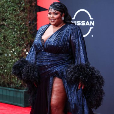 Gucci marka özel bir elbise giyen Amerikalı şarkıcı Lizzo, 26 Haziran 2022 'de Los Angeles, Kaliforniya, ABD' deki Microsoft Theater 'da düzenlenen BET Ödülleri 2022' ye geldi.. 