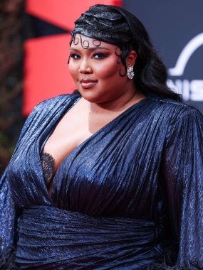 Gucci marka özel bir elbise giyen Amerikalı şarkıcı Lizzo, 26 Haziran 2022 'de Los Angeles, Kaliforniya, ABD' deki Microsoft Theater 'da düzenlenen BET Ödülleri 2022' ye geldi.. 