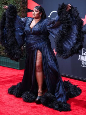Gucci marka özel bir elbise giyen Amerikalı şarkıcı Lizzo, 26 Haziran 2022 'de Los Angeles, Kaliforniya, ABD' deki Microsoft Theater 'da düzenlenen BET Ödülleri 2022' ye geldi.