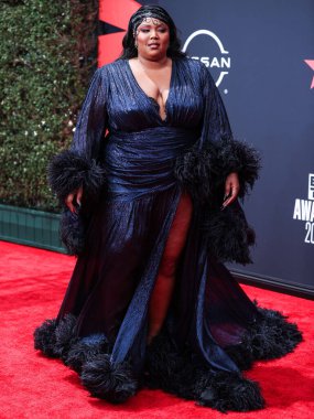 Gucci marka özel bir elbise giyen Amerikalı şarkıcı Lizzo, 26 Haziran 2022 'de Los Angeles, Kaliforniya, ABD' deki Microsoft Theater 'da düzenlenen BET Ödülleri 2022' ye geldi.. 