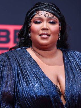 Gucci marka özel bir elbise giyen Amerikalı şarkıcı Lizzo, 26 Haziran 2022 'de Los Angeles, Kaliforniya, ABD' deki Microsoft Theater 'da düzenlenen BET Ödülleri 2022' ye geldi.. 