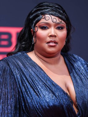 Gucci marka özel bir elbise giyen Amerikalı şarkıcı Lizzo, 26 Haziran 2022 'de Los Angeles, Kaliforniya, ABD' deki Microsoft Theater 'da düzenlenen BET Ödülleri 2022' ye geldi.. 