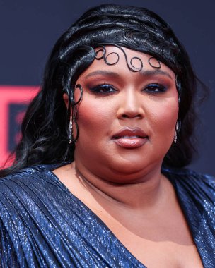 Gucci marka özel bir elbise giyen Amerikalı şarkıcı Lizzo, 26 Haziran 2022 'de Los Angeles, Kaliforniya, ABD' deki Microsoft Theater 'da düzenlenen BET Ödülleri 2022' ye geldi.