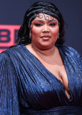 Gucci marka özel bir elbise giyen Amerikalı şarkıcı Lizzo, 26 Haziran 2022 'de Los Angeles, Kaliforniya, ABD' deki Microsoft Theater 'da düzenlenen BET Ödülleri 2022' ye geldi.. 