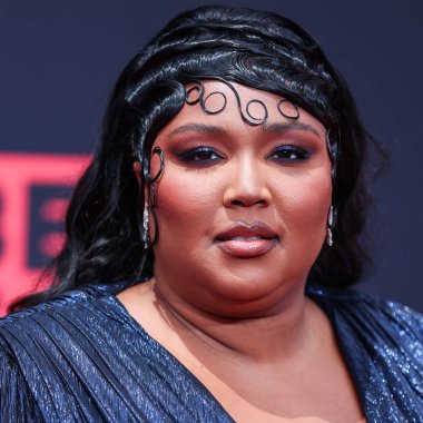 Gucci marka özel bir elbise giyen Amerikalı şarkıcı Lizzo, 26 Haziran 2022 'de Los Angeles, Kaliforniya, ABD' deki Microsoft Theater 'da düzenlenen BET Ödülleri 2022' ye geldi.. 