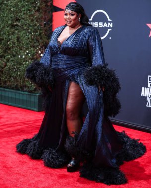 Gucci marka özel bir elbise giyen Amerikalı şarkıcı Lizzo, 26 Haziran 2022 'de Los Angeles, Kaliforniya, ABD' deki Microsoft Theater 'da düzenlenen BET Ödülleri 2022' ye geldi..