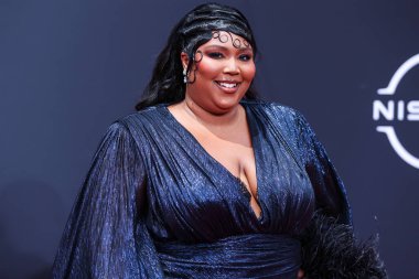 Gucci marka özel bir elbise giyen Amerikalı şarkıcı Lizzo, 26 Haziran 2022 'de Los Angeles, Kaliforniya, ABD' deki Microsoft Theater 'da düzenlenen BET Ödülleri 2022' ye geldi..