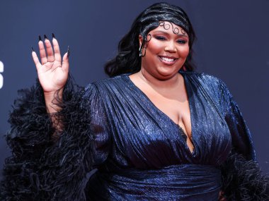 Gucci marka özel bir elbise giyen Amerikalı şarkıcı Lizzo, 26 Haziran 2022 'de Los Angeles, Kaliforniya, ABD' deki Microsoft Theater 'da düzenlenen BET Ödülleri 2022' ye geldi.. 