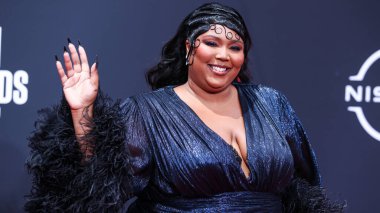 Gucci marka özel bir elbise giyen Amerikalı şarkıcı Lizzo, 26 Haziran 2022 'de Los Angeles, Kaliforniya, ABD' deki Microsoft Theater 'da düzenlenen BET Ödülleri 2022' ye geldi.