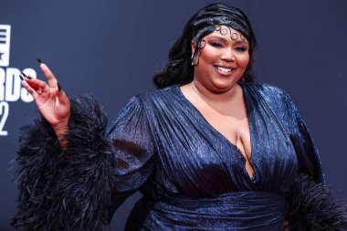 Gucci marka özel bir elbise giyen Amerikalı şarkıcı Lizzo, 26 Haziran 2022 'de Los Angeles, Kaliforniya, ABD' deki Microsoft Theater 'da düzenlenen BET Ödülleri 2022' ye geldi..
