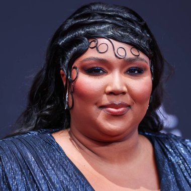 Gucci marka özel bir elbise giyen Amerikalı şarkıcı Lizzo, 26 Haziran 2022 'de Los Angeles, Kaliforniya, ABD' deki Microsoft Theater 'da düzenlenen BET Ödülleri 2022' ye geldi.