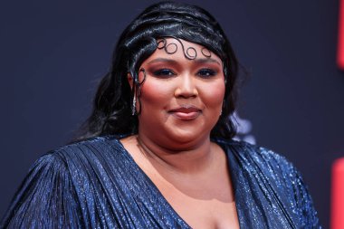 Gucci marka özel bir elbise giyen Amerikalı şarkıcı Lizzo, 26 Haziran 2022 'de Los Angeles, Kaliforniya, ABD' deki Microsoft Theater 'da düzenlenen BET Ödülleri 2022' ye geldi..