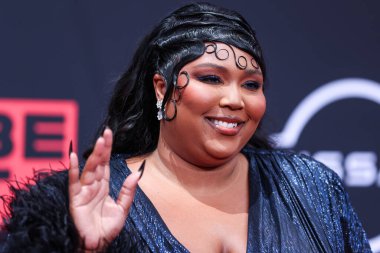Gucci marka özel bir elbise giyen Amerikalı şarkıcı Lizzo, 26 Haziran 2022 'de Los Angeles, Kaliforniya, ABD' deki Microsoft Theater 'da düzenlenen BET Ödülleri 2022' ye geldi..