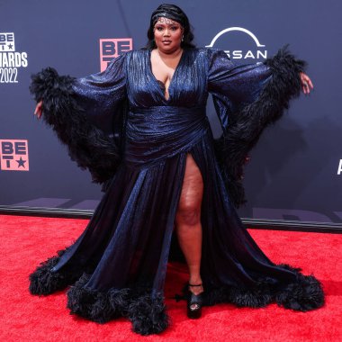 Gucci marka özel bir elbise giyen Amerikalı şarkıcı Lizzo, 26 Haziran 2022 'de Los Angeles, Kaliforniya, ABD' deki Microsoft Theater 'da düzenlenen BET Ödülleri 2022' ye geldi.. 