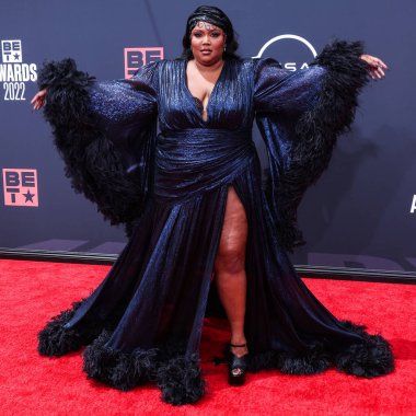 Gucci marka özel bir elbise giyen Amerikalı şarkıcı Lizzo, 26 Haziran 2022 'de Los Angeles, Kaliforniya, ABD' deki Microsoft Theater 'da düzenlenen BET Ödülleri 2022' ye geldi..