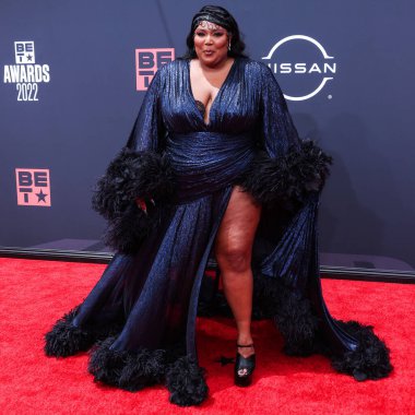 Gucci marka özel bir elbise giyen Amerikalı şarkıcı Lizzo, 26 Haziran 2022 'de Los Angeles, Kaliforniya, ABD' deki Microsoft Theater 'da düzenlenen BET Ödülleri 2022' ye geldi.. 