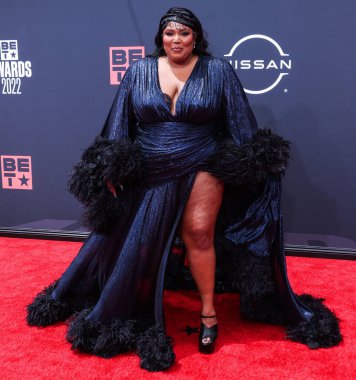 Gucci marka özel bir elbise giyen Amerikalı şarkıcı Lizzo, 26 Haziran 2022 'de Los Angeles, Kaliforniya, ABD' deki Microsoft Theater 'da düzenlenen BET Ödülleri 2022' ye geldi..