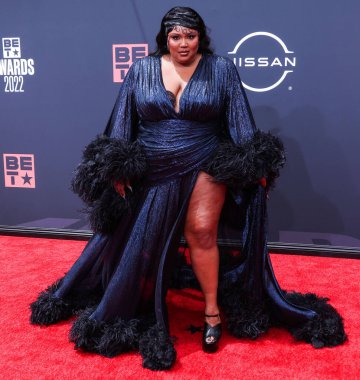 Gucci marka özel bir elbise giyen Amerikalı şarkıcı Lizzo, 26 Haziran 2022 'de Los Angeles, Kaliforniya, ABD' deki Microsoft Theater 'da düzenlenen BET Ödülleri 2022' ye geldi.