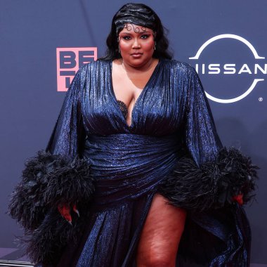 Gucci marka özel bir elbise giyen Amerikalı şarkıcı Lizzo, 26 Haziran 2022 'de Los Angeles, Kaliforniya, ABD' deki Microsoft Theater 'da düzenlenen BET Ödülleri 2022' ye geldi.. 