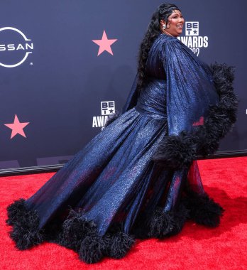 Gucci marka özel bir elbise giyen Amerikalı şarkıcı Lizzo, 26 Haziran 2022 'de Los Angeles, Kaliforniya, ABD' deki Microsoft Theater 'da düzenlenen BET Ödülleri 2022' ye geldi..