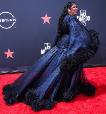 Gucci marka özel bir elbise giyen Amerikalı şarkıcı Lizzo, 26 Haziran 2022 'de Los Angeles, Kaliforniya, ABD' deki Microsoft Theater 'da düzenlenen BET Ödülleri 2022' ye geldi.. 