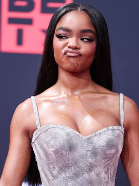 Dolce ve Gabbana elbisesi giyen Amerikalı aktris Marsai Martin, 26 Haziran 2022 'de Los Angeles, Kaliforniya, ABD' deki Microsoft Theater 'da düzenlenen BET Ödülleri 2022' ye ulaştı.. 