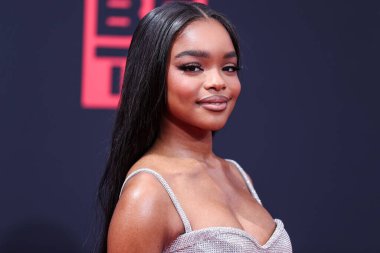 Dolce ve Gabbana elbisesi giyen Amerikalı aktris Marsai Martin, 26 Haziran 2022 'de Los Angeles, Kaliforniya, ABD' deki Microsoft Theater 'da düzenlenen BET Ödülleri 2022' ye ulaştı..