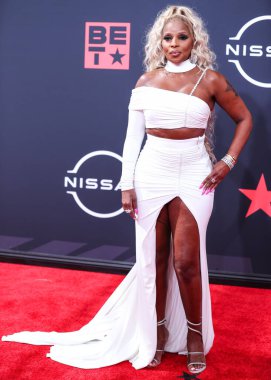 Tony Ward Couture elbisesi giyen Amerikalı şarkıcı-söz yazarı Mary J. Blige, 26 Haziran 2022 'de Los Angeles, Kaliforniya' da Microsoft Theater 'da düzenlenen BET Ödülleri 2022' ye ulaştı..