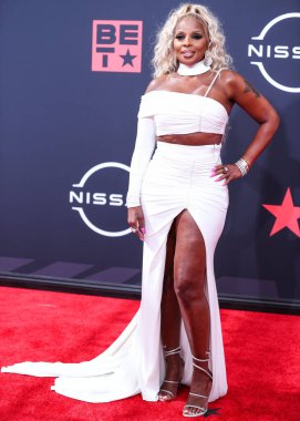 Tony Ward Couture elbisesi giyen Amerikalı şarkıcı-söz yazarı Mary J. Blige, 26 Haziran 2022 'de Los Angeles, Kaliforniya' da Microsoft Theater 'da düzenlenen BET Ödülleri 2022' ye ulaştı..