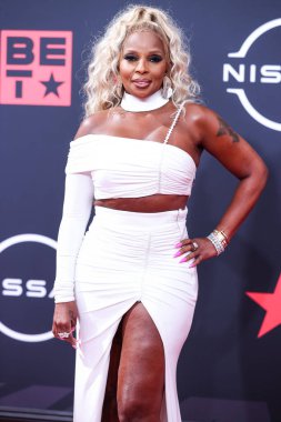 Tony Ward Couture elbisesi giyen Amerikalı şarkıcı-söz yazarı Mary J. Blige, 26 Haziran 2022 'de Los Angeles, Kaliforniya' da Microsoft Theater 'da düzenlenen BET Ödülleri 2022' ye ulaştı.. 