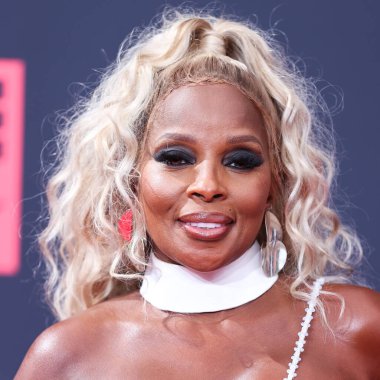 Tony Ward Couture elbisesi giyen Amerikalı şarkıcı-söz yazarı Mary J. Blige, 26 Haziran 2022 'de Los Angeles, Kaliforniya' da Microsoft Theater 'da düzenlenen BET Ödülleri 2022' ye ulaştı.. 