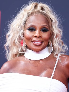 Tony Ward Couture elbisesi giyen Amerikalı şarkıcı-söz yazarı Mary J. Blige, 26 Haziran 2022 'de Los Angeles, Kaliforniya' da Microsoft Theater 'da düzenlenen BET Ödülleri 2022' ye ulaştı..
