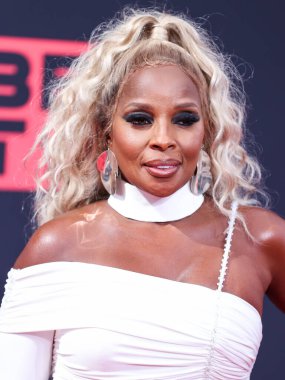 Tony Ward Couture elbisesi giyen Amerikalı şarkıcı-söz yazarı Mary J. Blige, 26 Haziran 2022 'de Los Angeles, Kaliforniya' da Microsoft Theater 'da düzenlenen BET Ödülleri 2022' ye ulaştı.. 