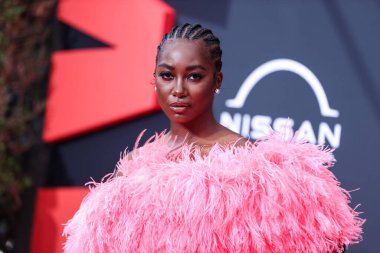 Mouna Traor (Mouna Traore), Los Angeles, Kaliforniya 'da 26 Haziran 2022 tarihinde Microsoft Theater' da düzenlenen BET Ödülleri 'ne ulaşır..