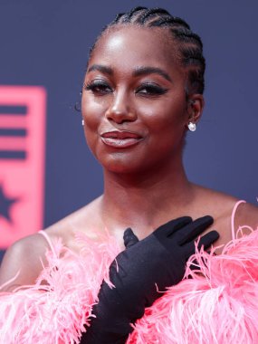 Mouna Traor (Mouna Traore), Los Angeles, Kaliforniya 'da 26 Haziran 2022 tarihinde Microsoft Theater' da düzenlenen BET Ödülleri 'ne ulaşır.. 