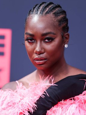 Mouna Traor (Mouna Traore), Los Angeles, Kaliforniya 'da 26 Haziran 2022 tarihinde Microsoft Theater' da düzenlenen BET Ödülleri 'ne ulaşır..