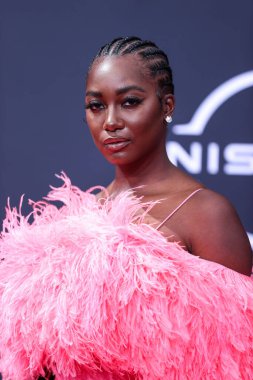 Mouna Traor (Mouna Traore), Los Angeles, Kaliforniya 'da 26 Haziran 2022 tarihinde Microsoft Theater' da düzenlenen BET Ödülleri 'ne ulaşır.. 