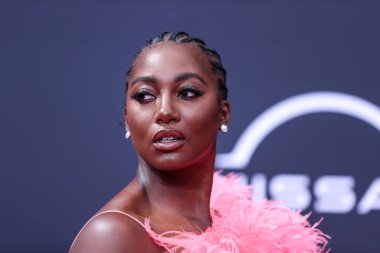 Mouna Traor (Mouna Traore), Los Angeles, Kaliforniya 'da 26 Haziran 2022 tarihinde Microsoft Theater' da düzenlenen BET Ödülleri 'ne ulaşır..